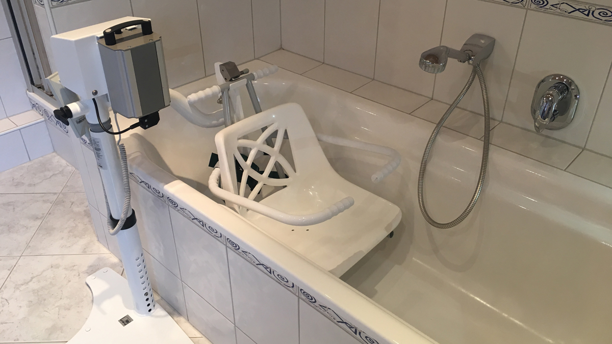 Schwenklift für die Badewanne Liftarm und Sitzstuhl