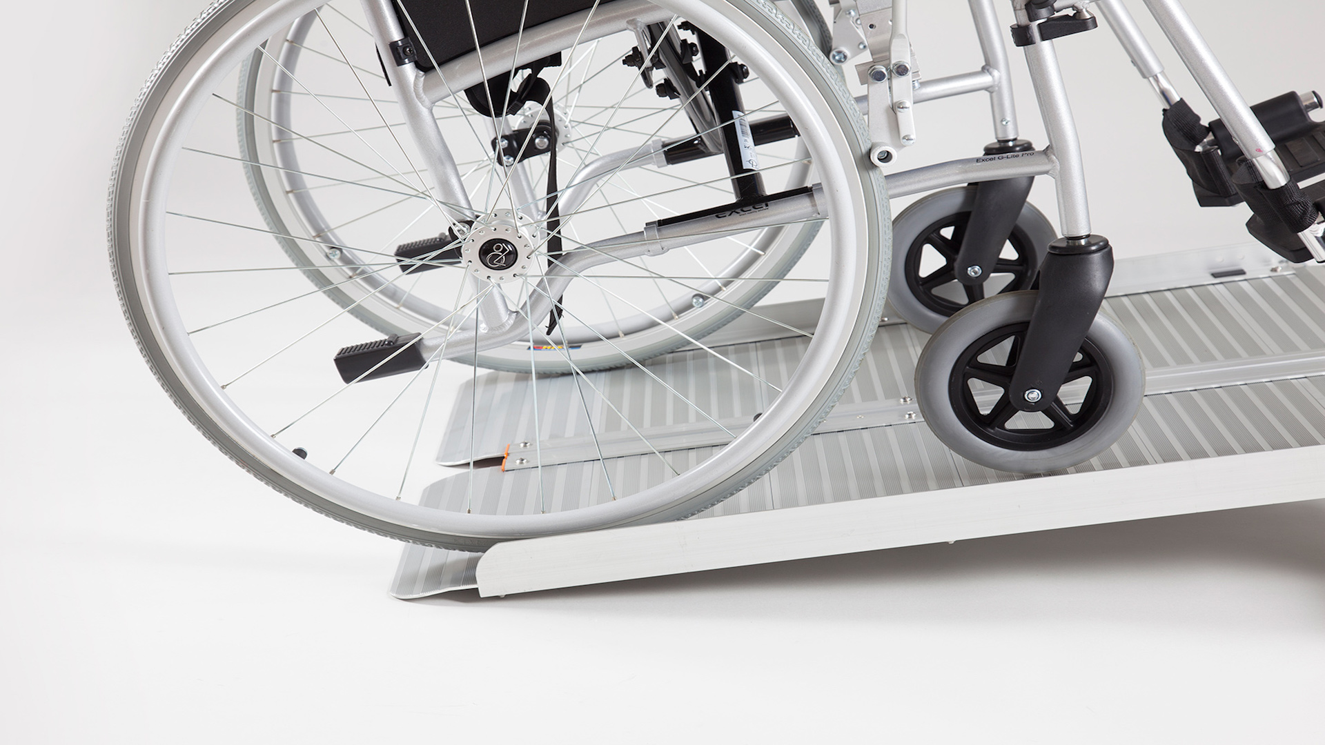 Faltbare Rollstuhlrampe mit Rollstuhl