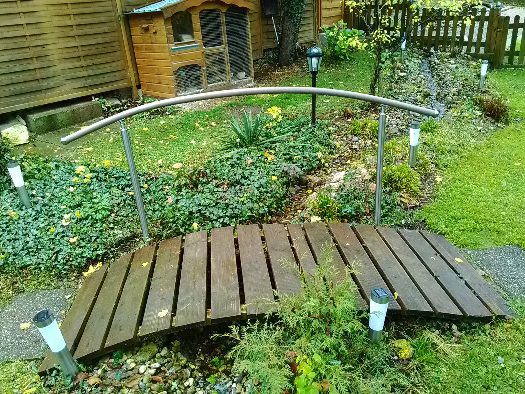 Beispiel: Kleine Brücke im Garten gesichert mit Außenhandlauf.