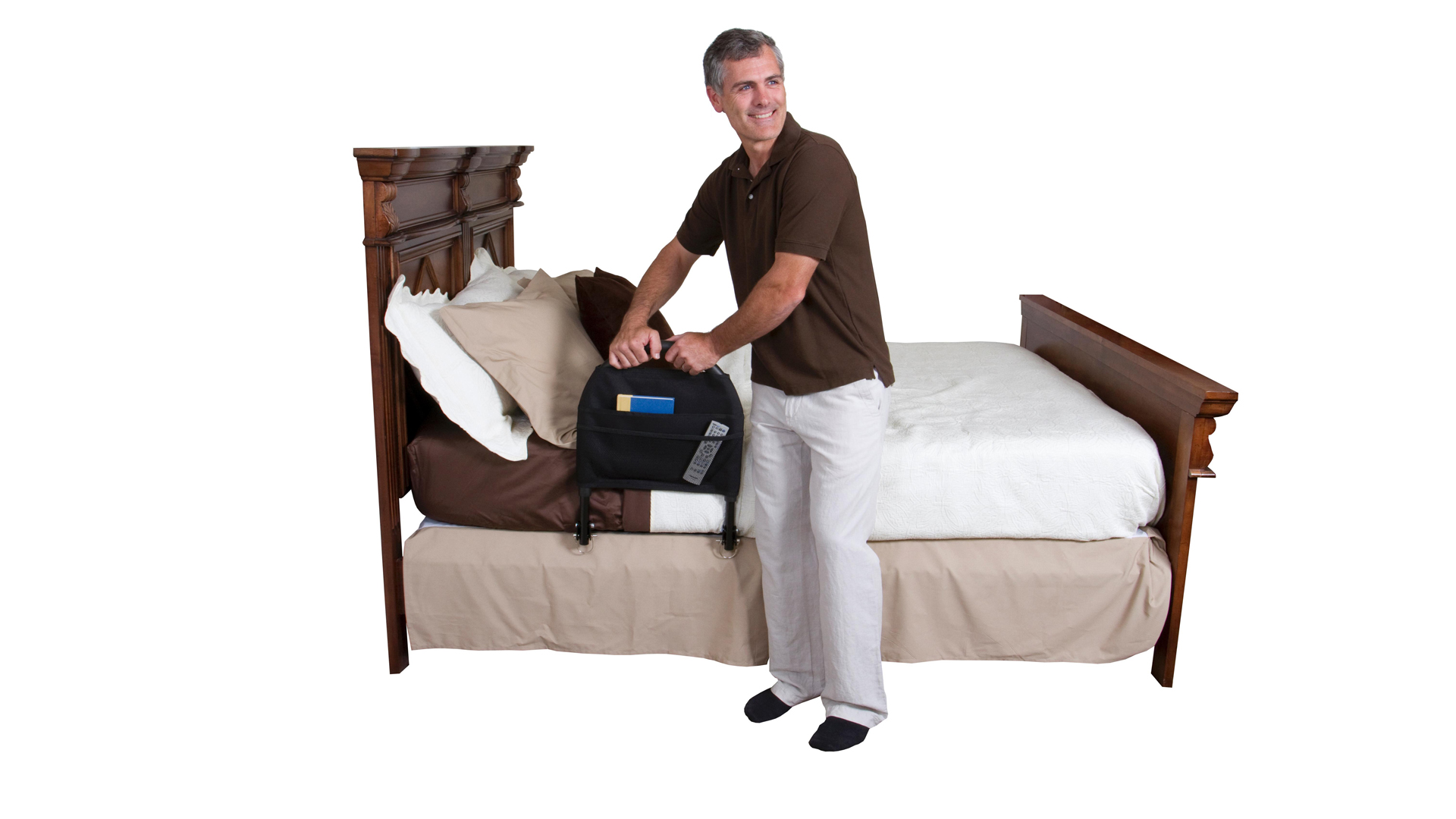 Ein Bett mit Reisebettgitter.