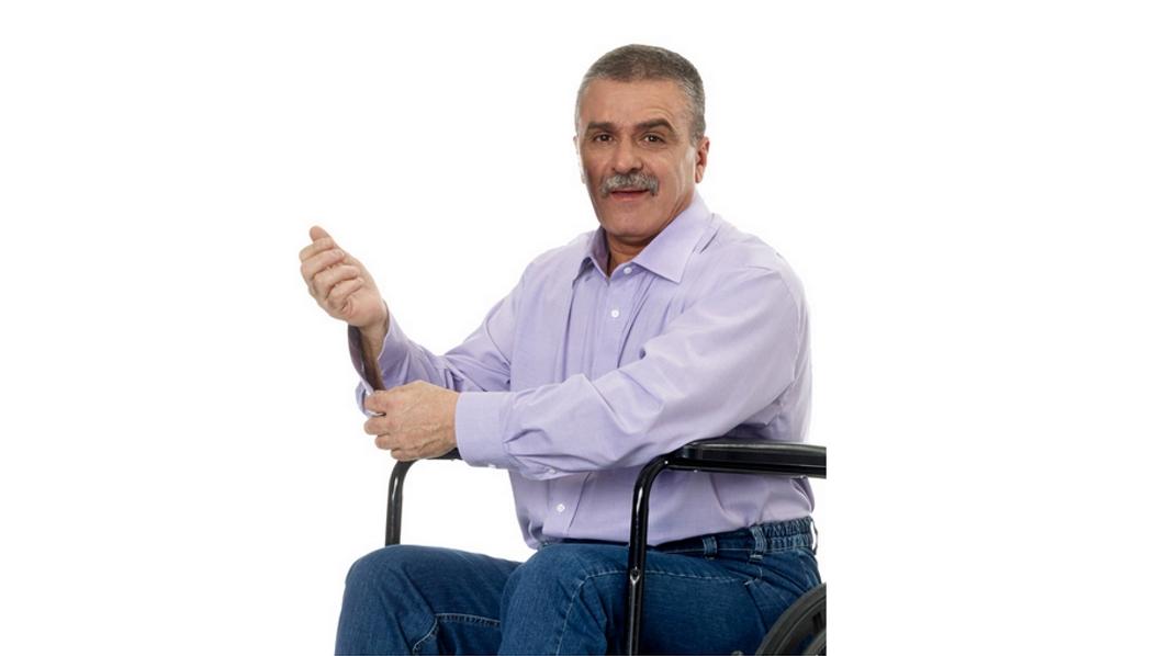 Ein sitzender Mann mit Hemd, das statt Knopflöchern unter den Knöpfen mit kleine Magneten geschlossen wird