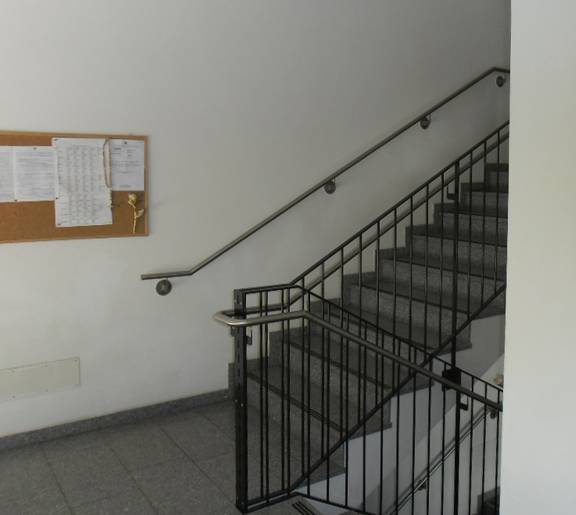 Treppe mit barrierefreien Handläufen