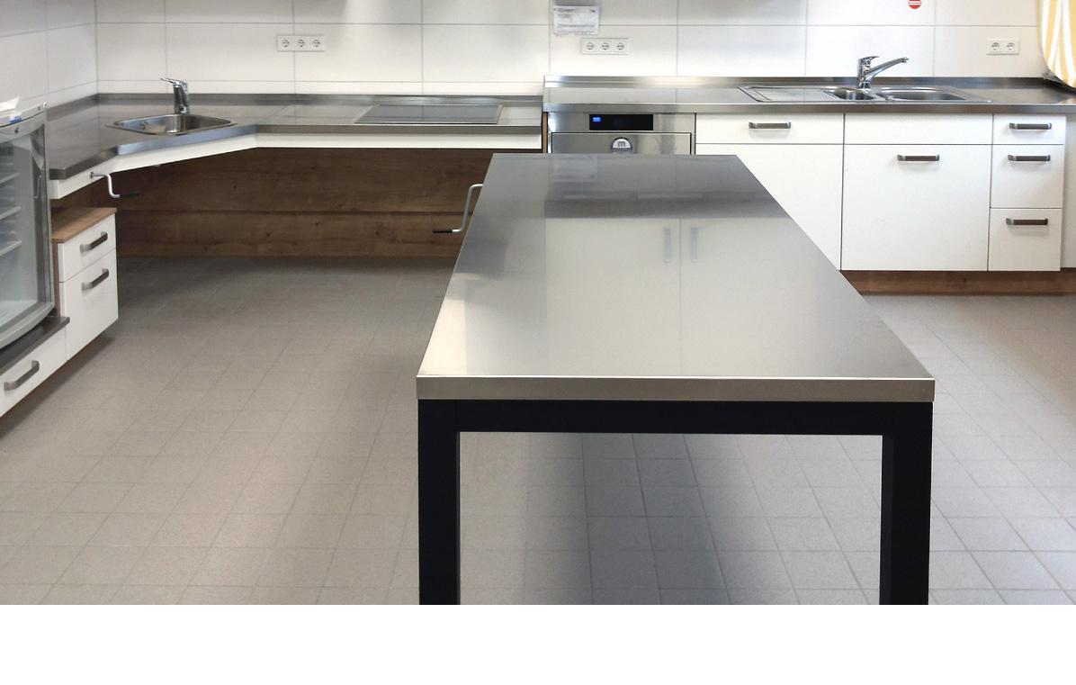 Barrierfreie Küche mit unterfahrbaren, höhenverstellbaren Tisch 