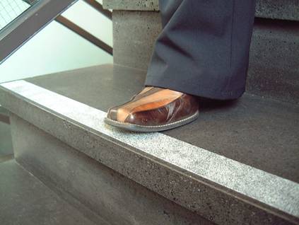Eine Treppe mit selbstklebenden Anti-Rutschrollenbelag (Bild 3M Deutschland GmbH)