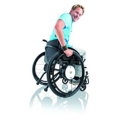 Ein Mann unterwegs in einem Rollstuhl mit Aktivantrieb.