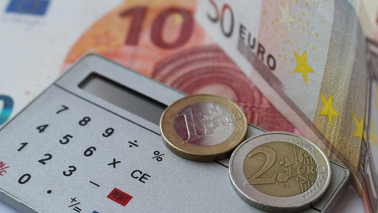 Symbolfoto: Foto mit Geld und Taschenrechner. (Bildrechte Csaba Nagy/pixabay.com)