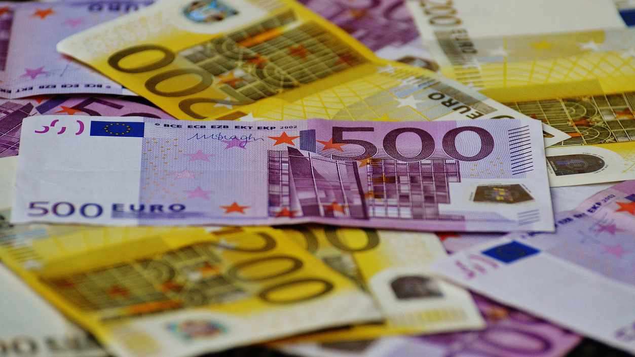 Symbolbild: Mehrere 500 und 200 Euro Geldscheine.