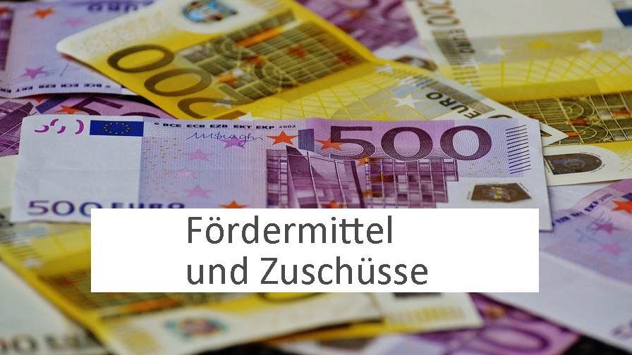 Symbolbild: Viele 200 und 500 Euro Geldscheine. Schriftzug Fördermittel und Zuschüsse.