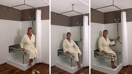 Eine Frau rollt sitzend auf einem Duschrollsitz über den hohen Duschrand in die Dusche. Drei Bilder zeigen den Rollvorgang.