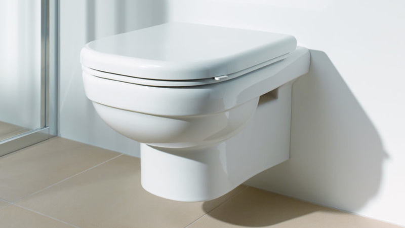 Mit einer Sitzhöhe von 48 cm an der Wand montiertes WC-Becken.