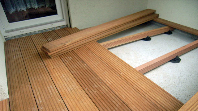 Niveauausgleich vom Wohnraum zur Terrasse durch dauerhafte Holzunterkonstruktion mit Terrassendielen
