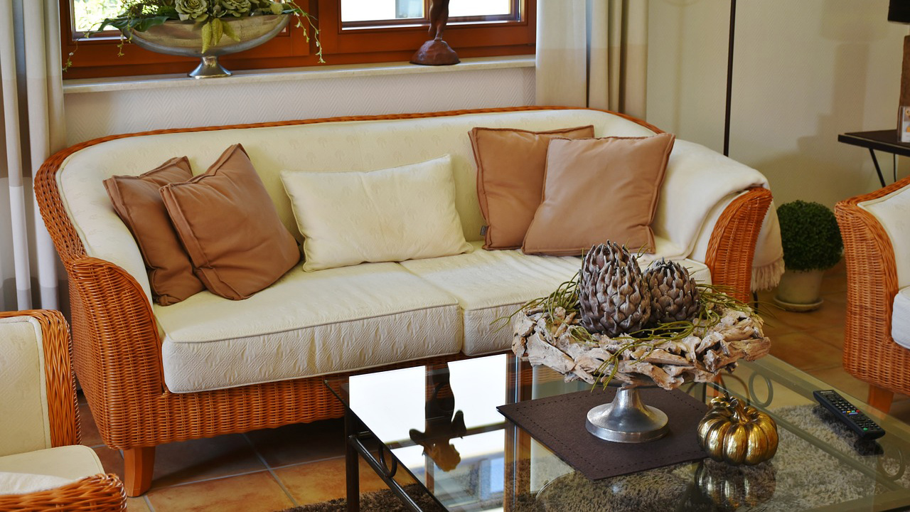 Ein eng möbiliertes Wohnzimmer mit Sofas mit niedriger Sitzhöhe, vor denen direkt ein Couchtisch steht.