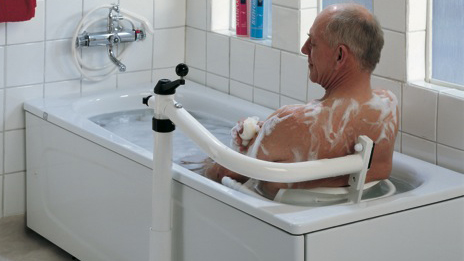 Senior im schwenkbaren Badelift in der Badewanne (Fa. Badewolke) 