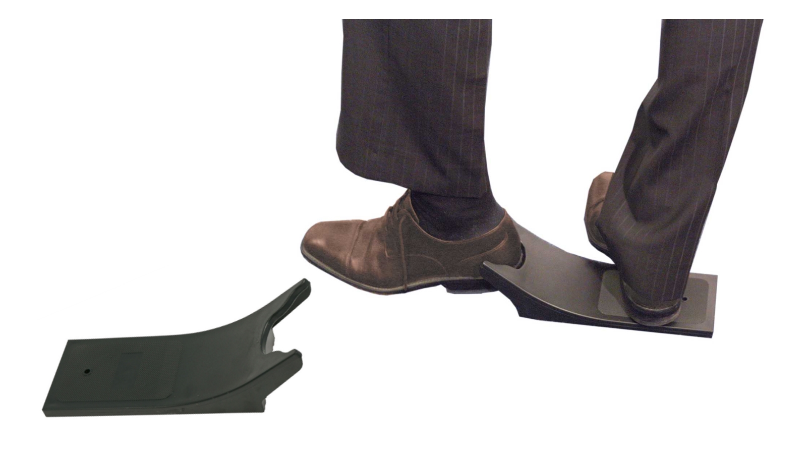 Ein Schuhauszieher wird vorgeführt: Brett, nach oben gebogen und oben mit halbrundem Ausschnitt. Zum Ausziehen steht ein Fuß auf der flachen Pattform, die Schuhferse des anderen Fußes wird in dien Ausschnitt gesteckt und der Schuh ausgezogen.