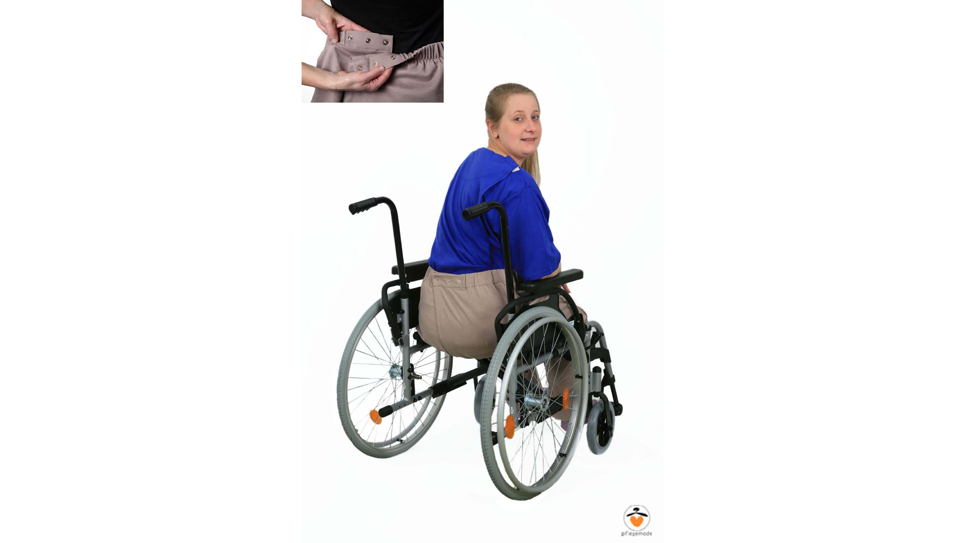 Eine Frau im Rollstuhl mit Pflegehose