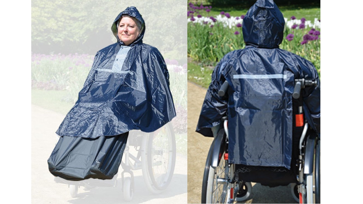Regenponcho für Rollstühle mit Rückenlehnenabdeckung, Frau im Rollstuhl trägt den Poncho, Abbildung Vorder- und Rückseite