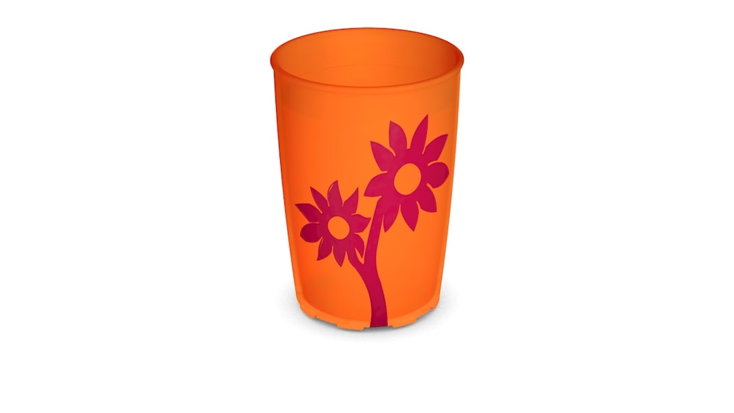 Ein orangefarbener Becher mit aufgesetzter, roter Blume aus Antirutschmaterial zum besseren Halt in der Hand