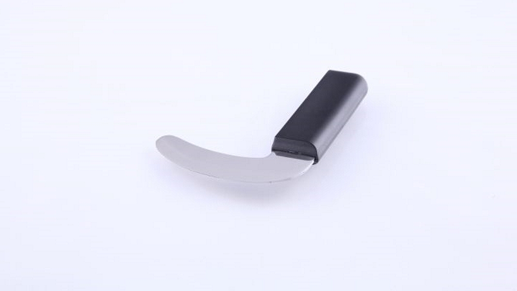 Gebogenes Messer, der Griff steht im rechten Winkel zum Messer, die Schneideseite hat eine gebogene Kontur