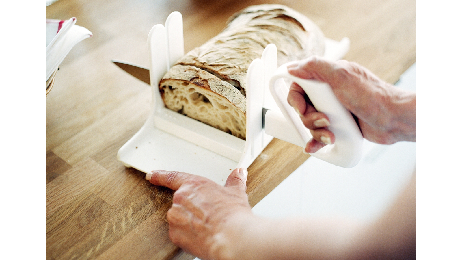 Schneidehilfe für Brot oder Kuchen für eine Hand