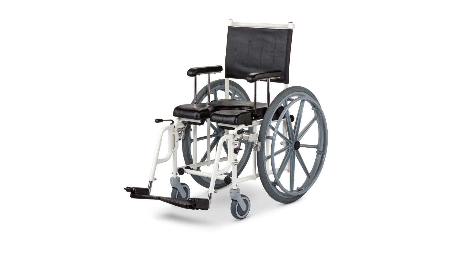 Ein Rollstuhl mit seitlichen Armlehnen und Greifreifen, Toilettenausschnitt im Sitz und Fußstütze