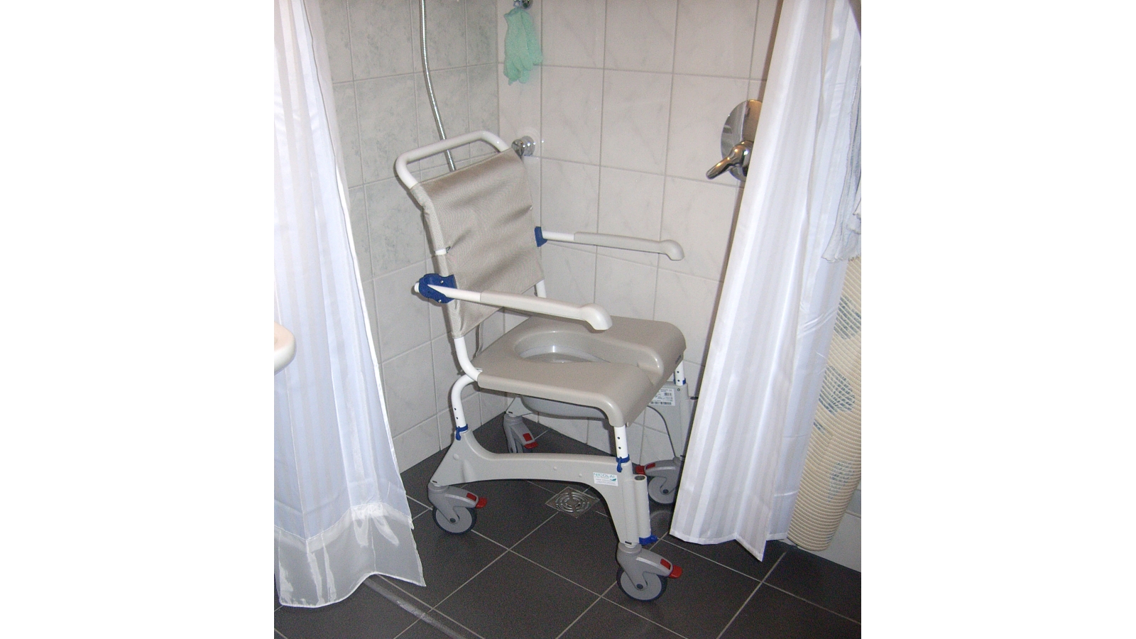 Dusch-Toilettenstuhl auf Rollen in Duschecke