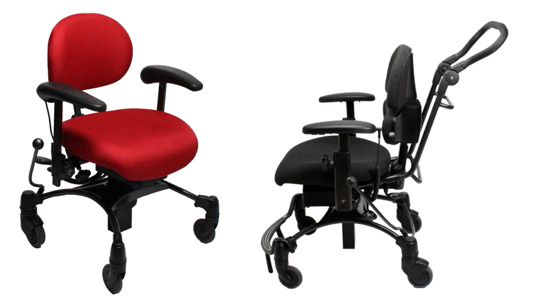 Zwei Arbeitsstühle mit Rollen, ein Stuhl hat einen Schiebegriff
