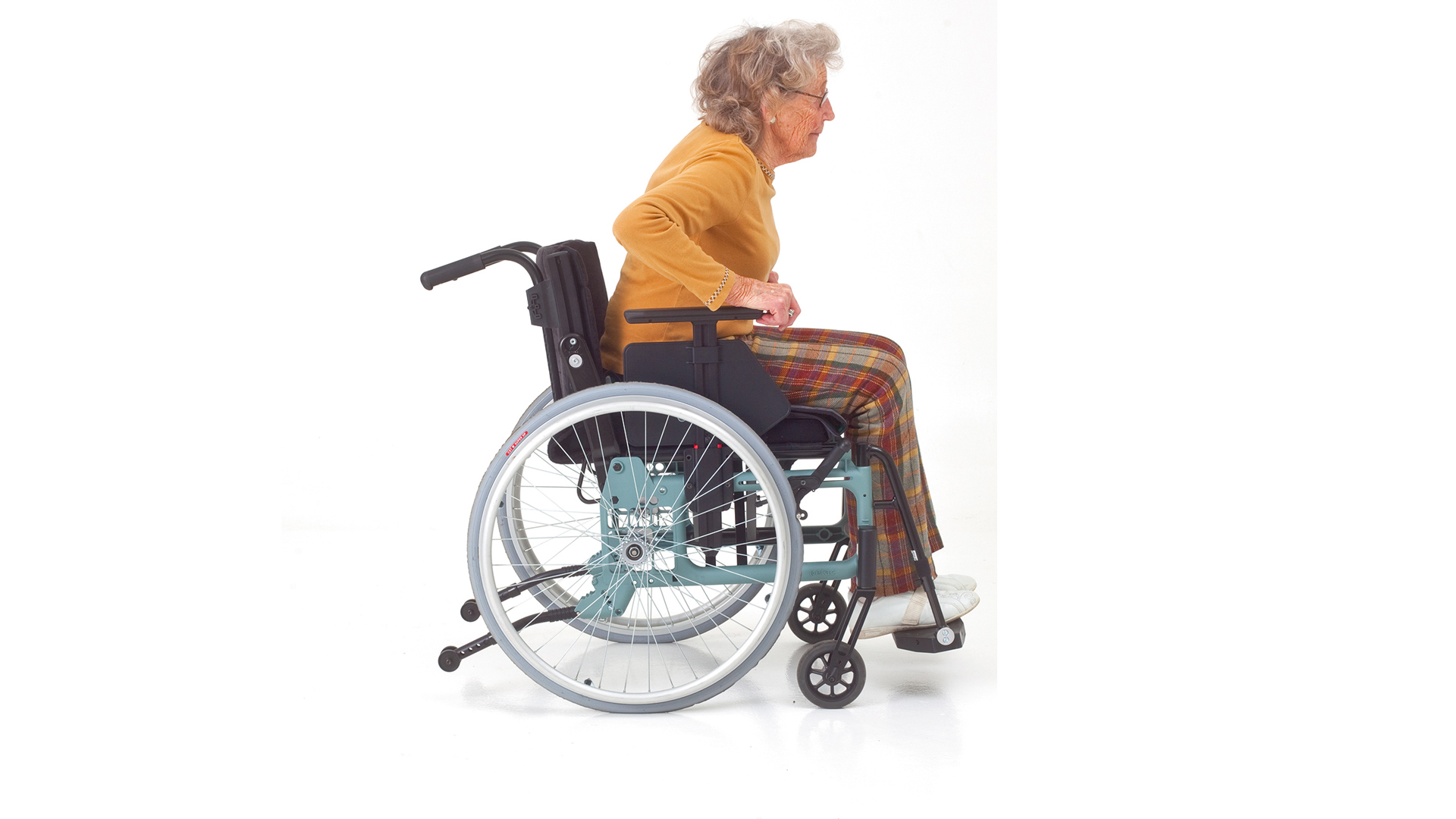 Individuell anpassbarer Rollstuhl. Hier abgebildet mit einer Stuhlauflage, die ein ungewolltes Rutschen verhindert.