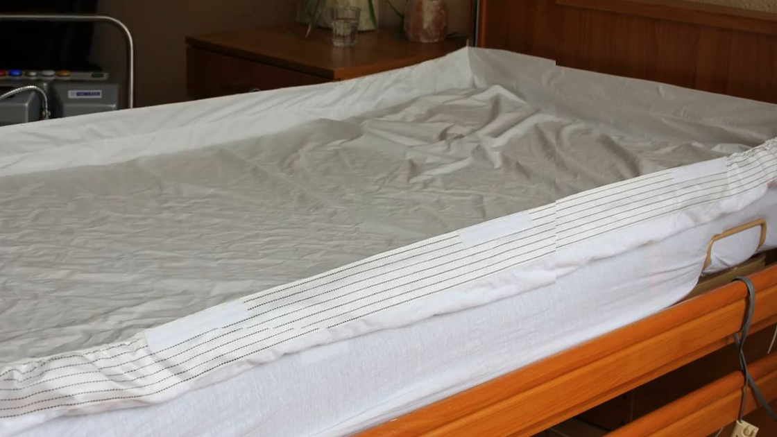 Bett mit eingelegter Bettduschwanne 