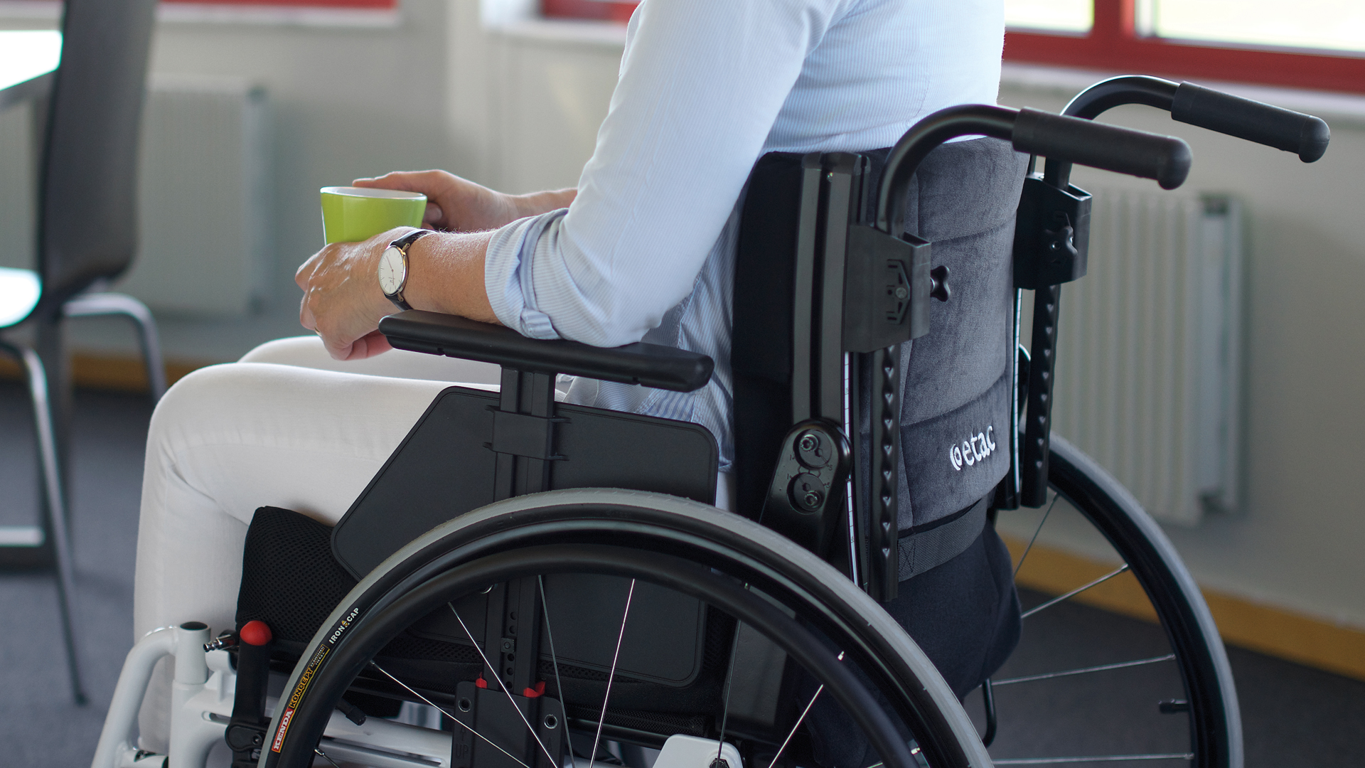 Rollstuhl mit stufenlos höhen-, tiefen- und winkelverstellbarem Rückensystem