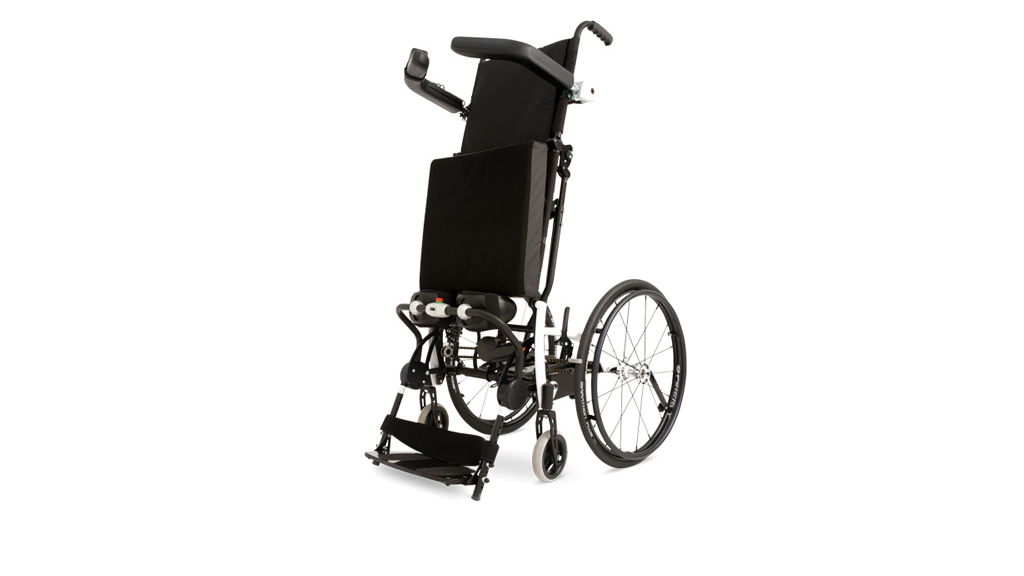Ein manueller Rollstuhl der auch als Stehhilfe verwendet werden kann.