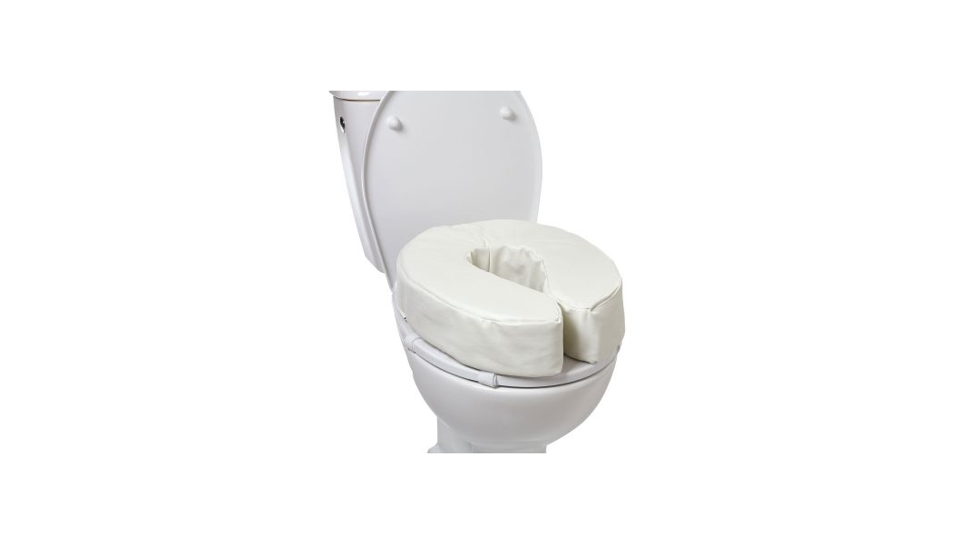 Ein WC mit U-förmiger, hoher Sitzauflage aus bezogenem Schaumstoff