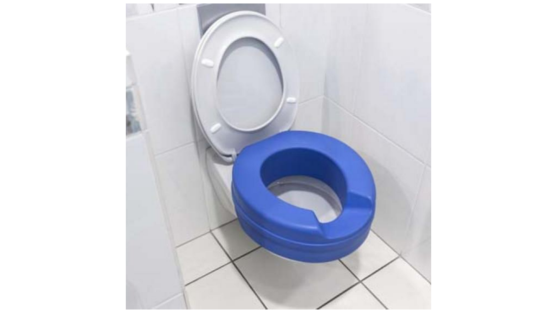 Aufsteckbare Toilettensitzerhöhung mit großen Hygieneausschnitt