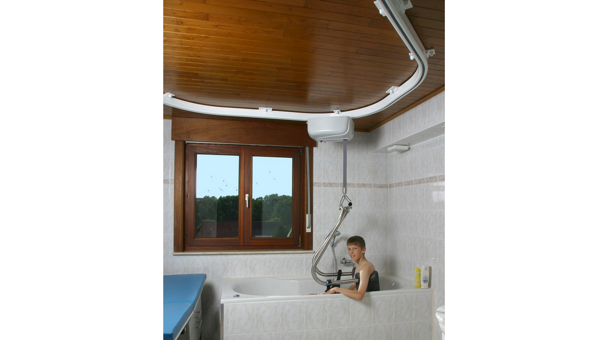 Transfer in die Badewanne mit Deckenlift undSchienensystem am der Decke