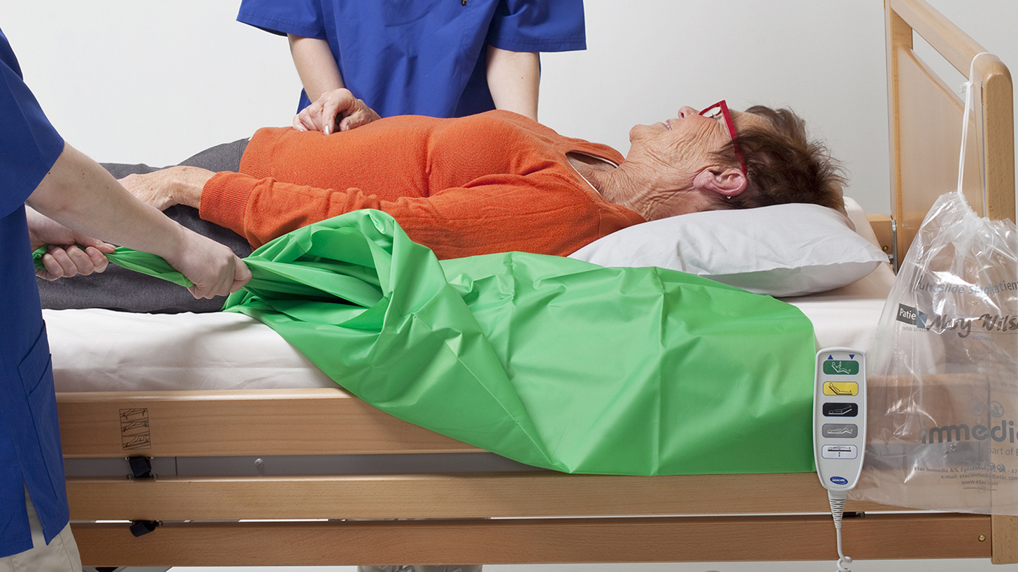 Eine gefaltete, zweischichtige Gleitauflage aus Nylon reduziert den Reibungswiderstand beim Umlagern im Bett oder beim Transfer.  