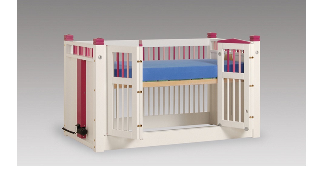 Kinderpflegebett, höhenverstellbar, weißlackiertes Holzbett mit Türen, Stäben, Plexiausschnitten