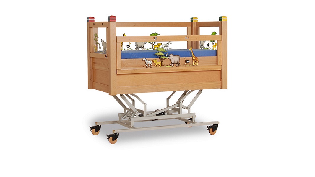 Kinderpflegebett mit Lifter, Plexiglasausschnitten, höhenverstellbarem Seitenteil