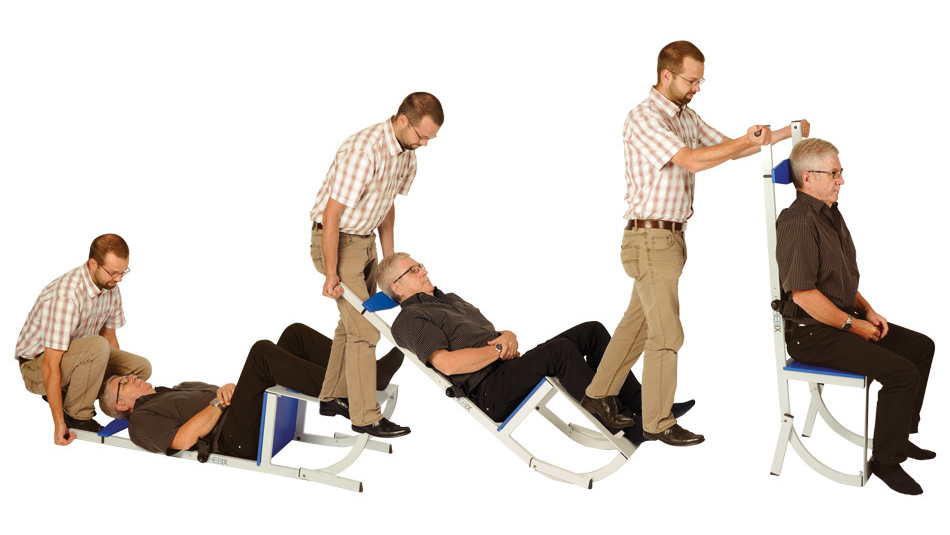 Die Fotokollage zeigt in vier Bildsequenzen, wie eine gestürzte Person mit dem Hebestuhl in eine sitzende Position gebracht wird.