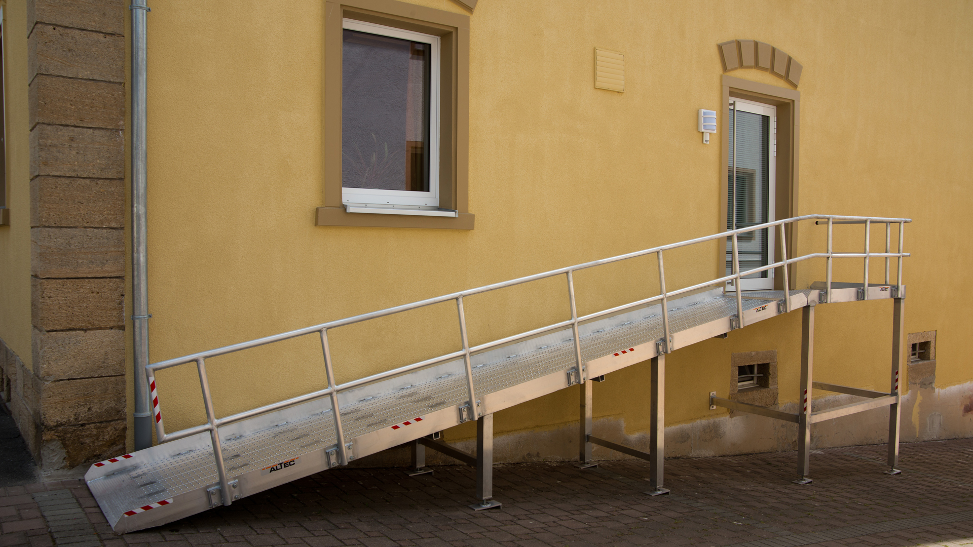 Rutschfeste Rollstuhlrampe für Treppen