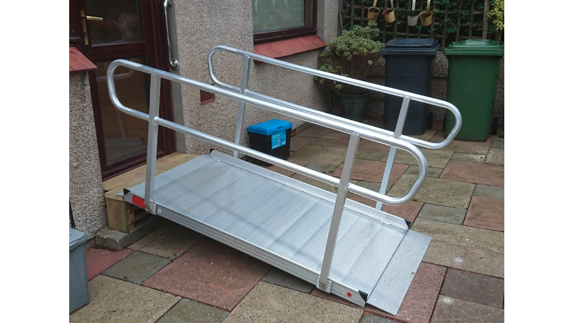 Rollstuhlrampe Hauseingang mit/ohne Geländer - 1220mm - 3050mm 
