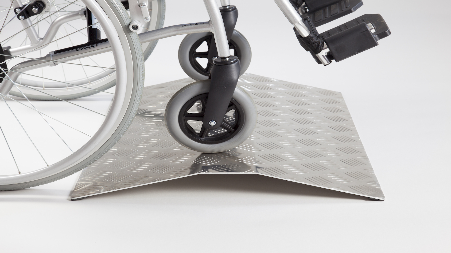 Brückenrampe / Keilbrücke mit Rollstuhl