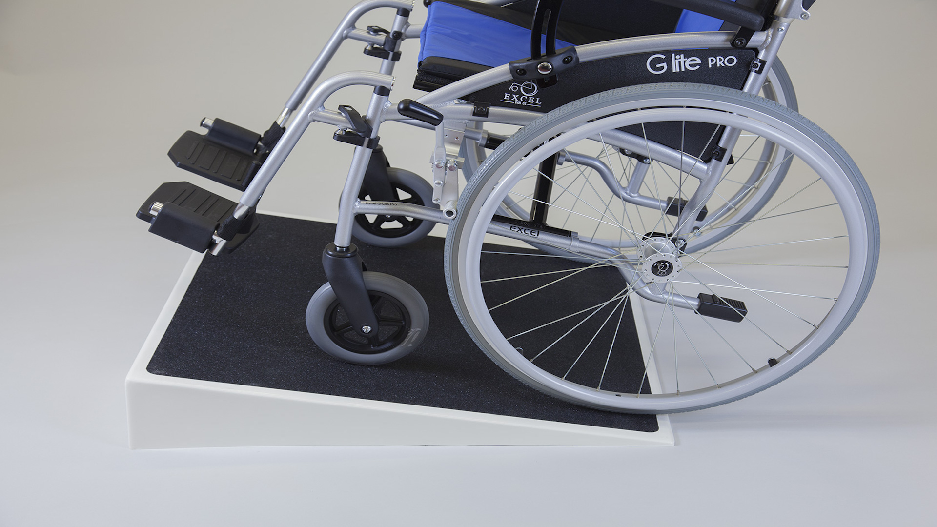 Glasfaserverstärkte Stufenrampe mit Rollstuhl