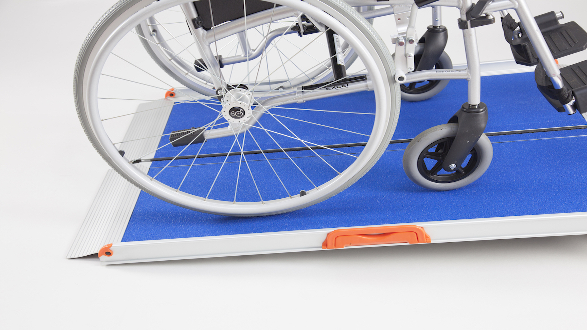 Faltbare Rollstuhlrampe mit blauer Oberfläche und Rollstuhl