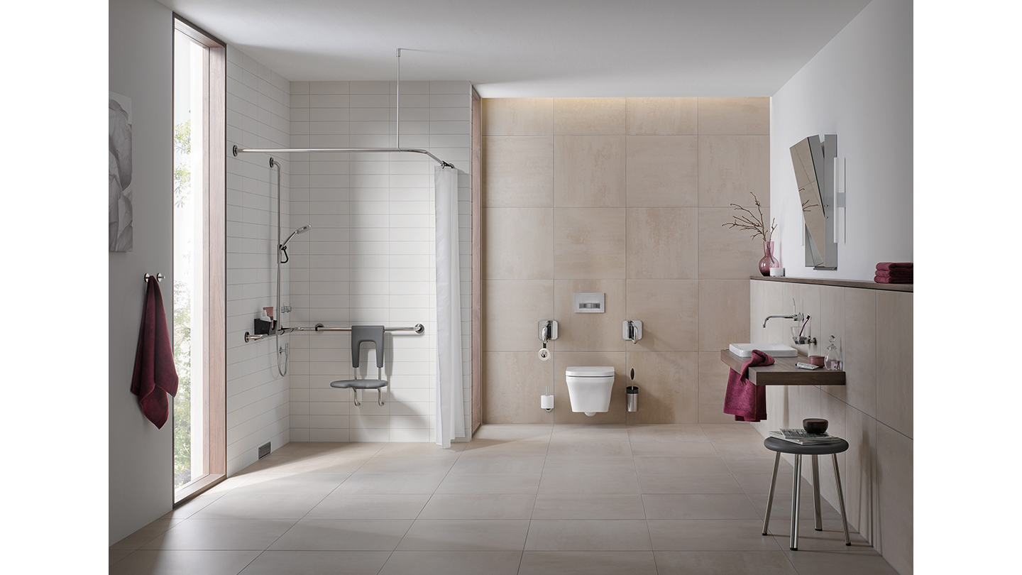 Barrierefrei begehbare Dusche mit Duschsitz und Haltegriff für Pflege im Rollstuhl und Hilfe im Alter aus dem ErgoSystem
