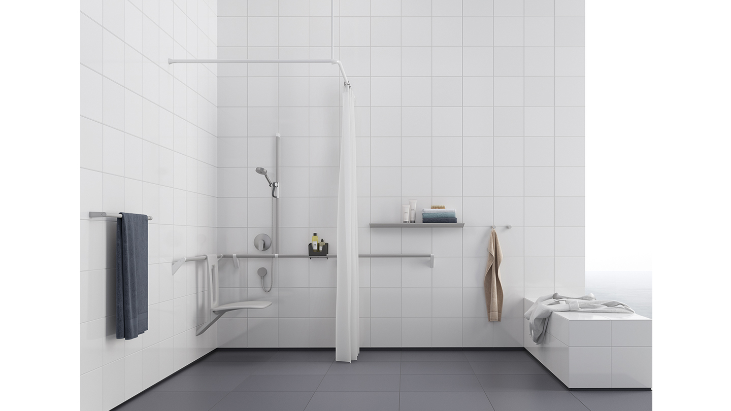 Barrierefreies Badezimmer mit begehbarer Dusche von ErgoSystem