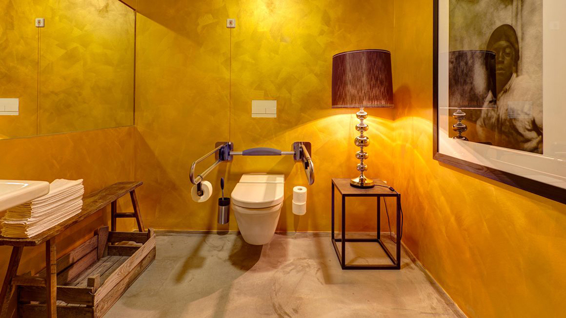 Behindertengerechtes WC mit Haltegriffen Toilettenpapierhalter und Rückenlehne