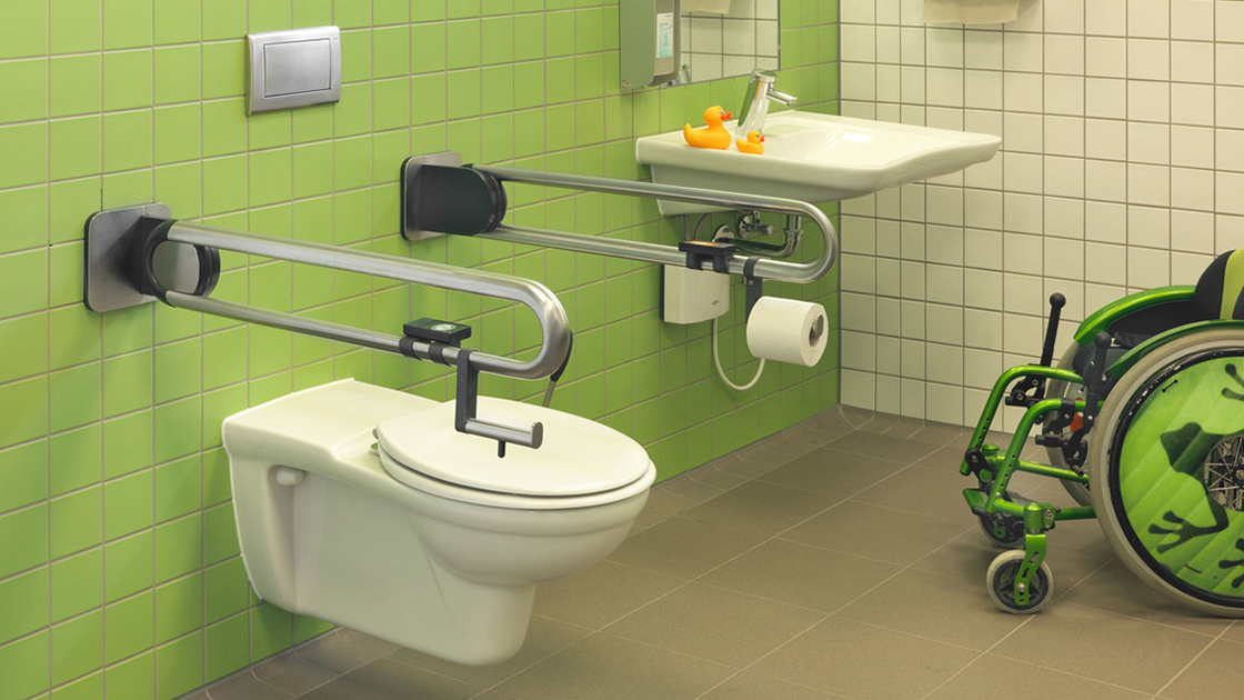 Modernes WC mit Haltegriff und Badaccessoires aus ErgoSystem