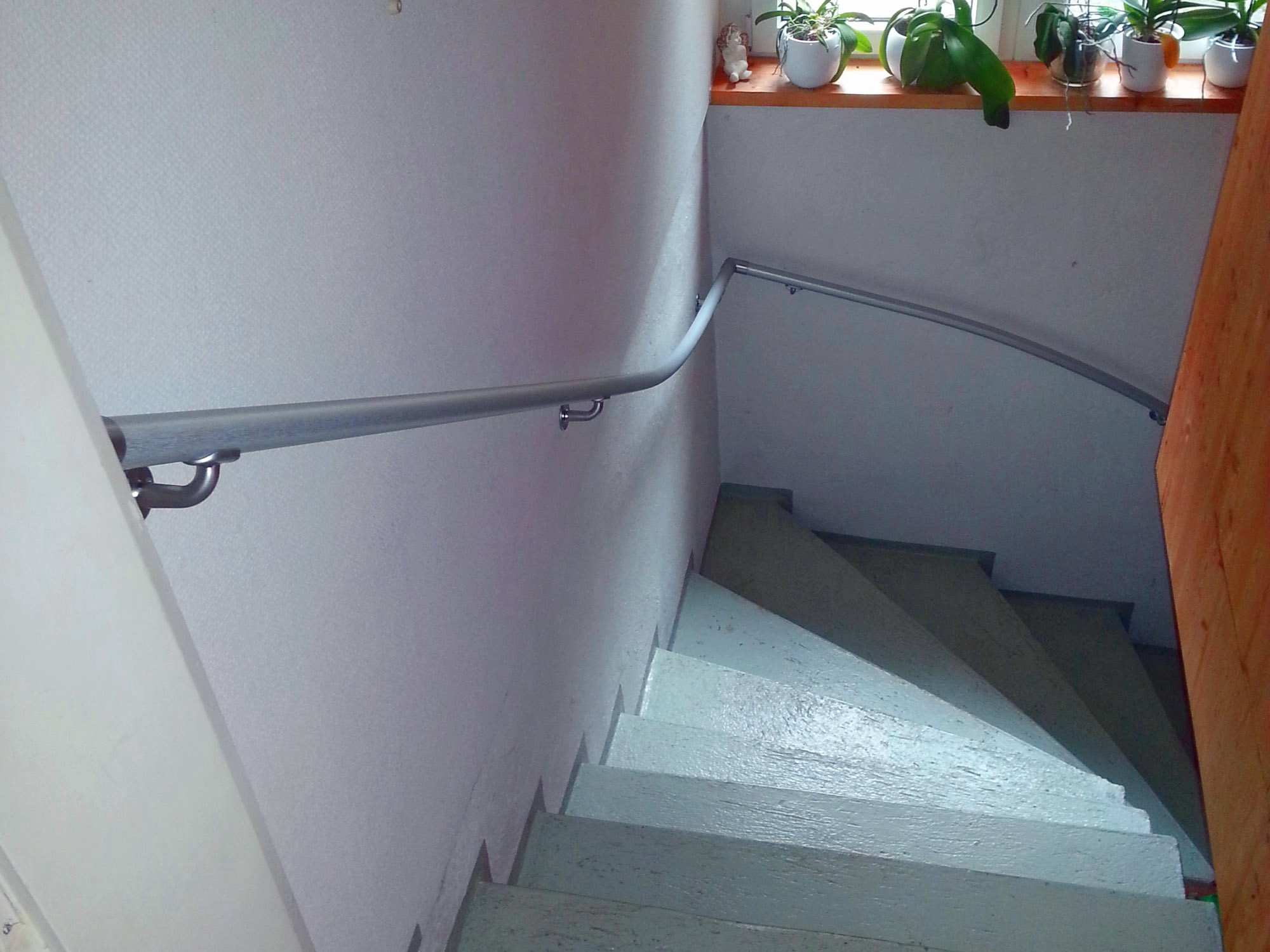 Beispiel: Innentreppe mit wandseitig durchgehenden Handlauf