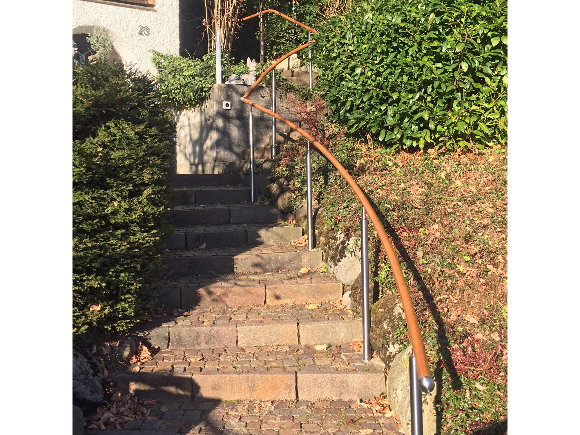 Beispiel: Lange Treppe im Freien mit Außenhandlauf.