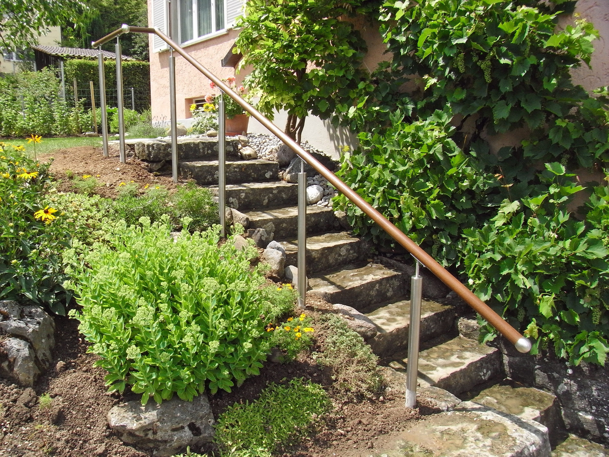 Beispiel: Lange Treppe im Freien mit Außenhandlauf.
