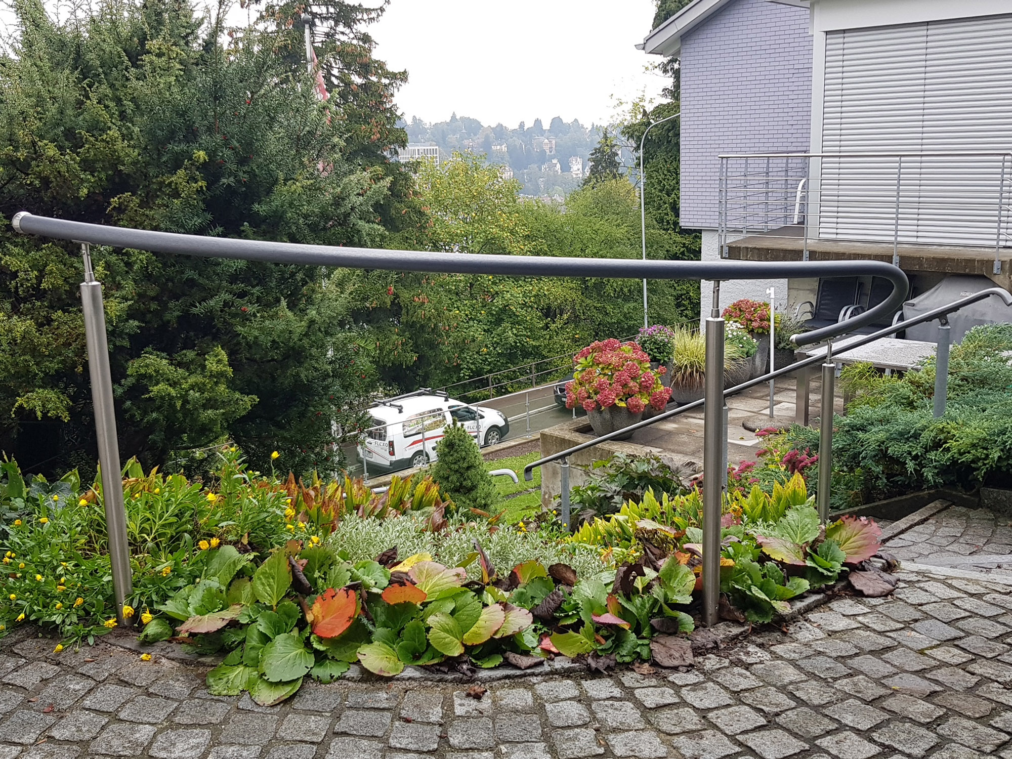 Beispiel: Lange Treppe im Freien mit Außenhandlauf.